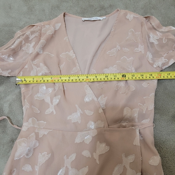 ASTR The Label Champagne Rose wrap mini dress size small - Picture 13 of 16